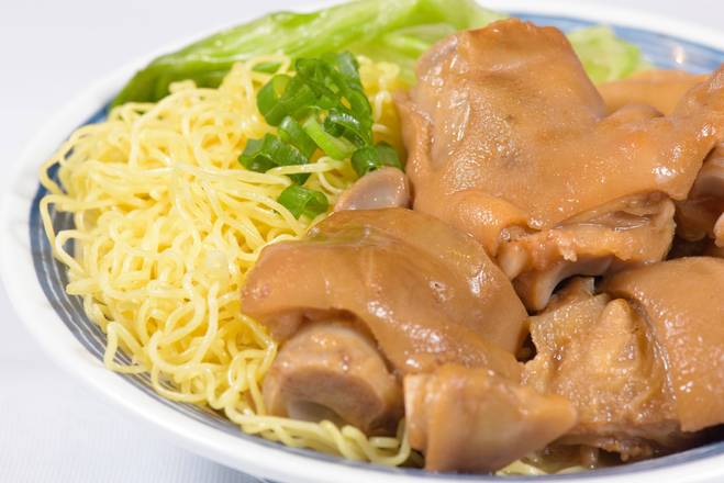Braised Pork Knuckle with House Sauce Noodle in Soup 秘醬豬手湯麵
